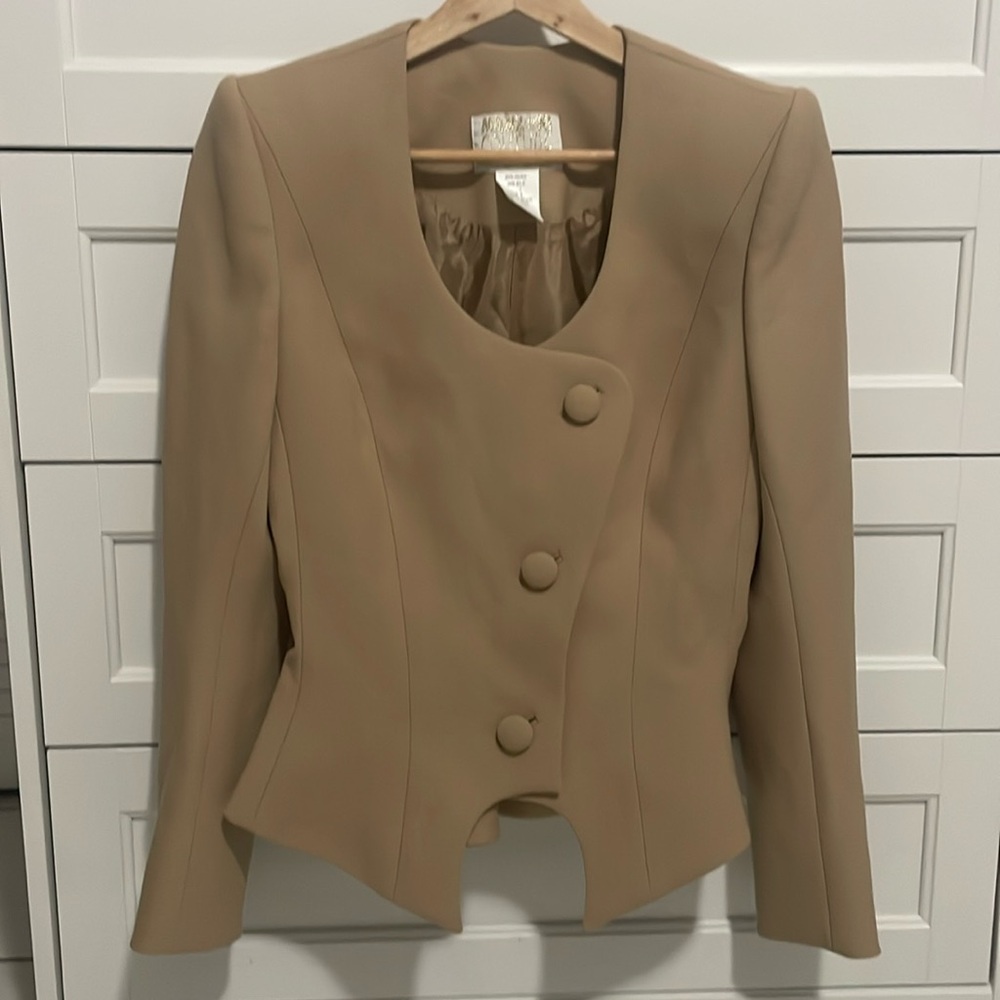 Manzoni Couture. Vintage blazer for women (beige) with lined buttons.